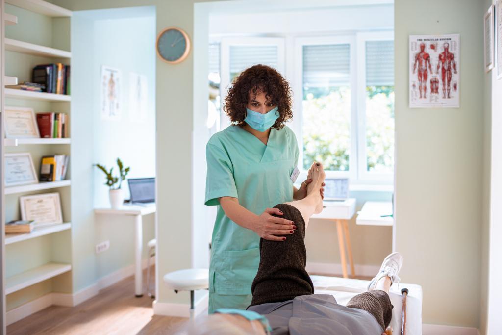 Fysiotherapietoepassing met verwarmd plafondlicht